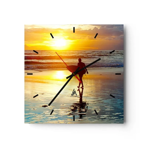 Wanduhr - Glasuhr - Ein Surfer geht bei Sonnenuntergang mit einem Brett in der Hand am Strand spazieren. - 30x30cm - Die Rückkehr des Kriegers - Moderne Wanddekoration für Wohnzimmer und Schlafzimmer ARTTOR