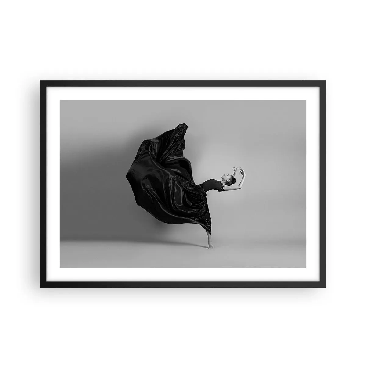 Poster in einem schwarzem Rahmen - Eine elegante Tänzerin in einem schwarzen Kleid in Bewegung - 70x50cm - Beflügelt durch die Musik - Moderne Wanddekoration für Wohnzimmer und Schlafzimmer ARTTOR