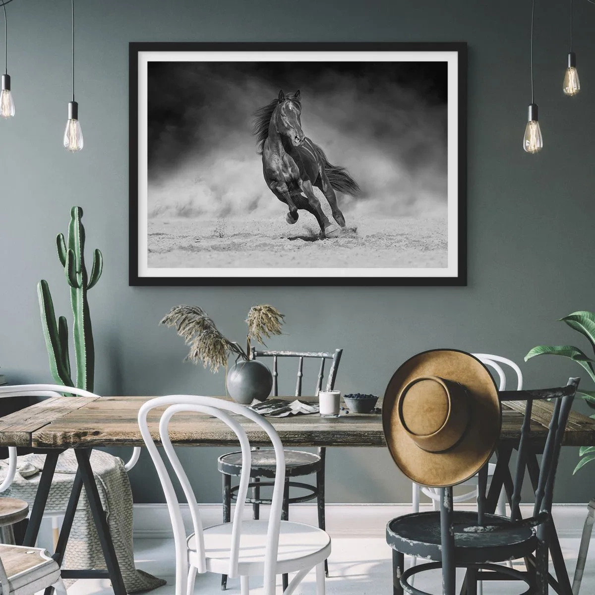 Poster in einem schwarzem Rahmen - Ein schwarz-weißes Pferd galoppiert über den Sand - 100x70cm - Würdig des Emirs selbst - Moderne Wanddekoration für Wohnzimmer und Schlafzimmer ARTTOR