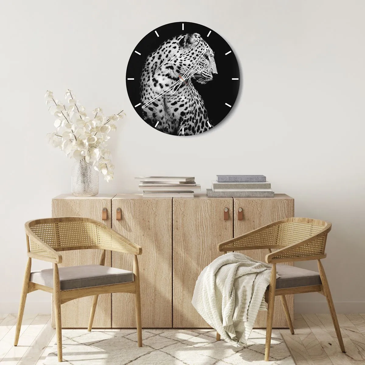 Wanduhr - Glasuhr - Schwarz-Weiß-Porträt eines Leoparden auf schwarzem Hintergrund - 30x30cm - Rechtes Profil perfekt! - Moderne Wanddekoration für Wohnzimmer, Küche und Schlafzimmer ARTTOR