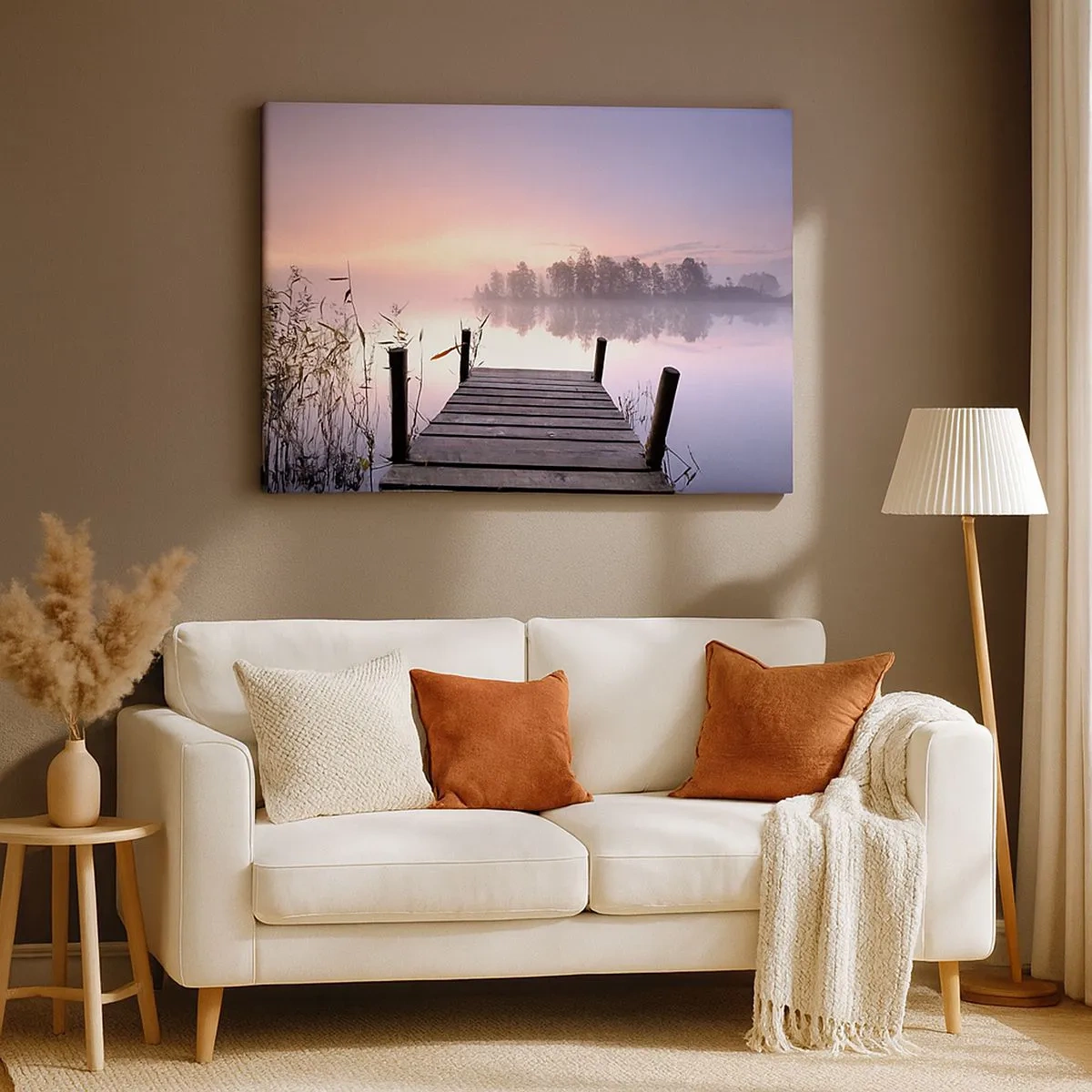 Bild auf Leinwand - Leinwandbild - Ein Steg am Seeufer im Morgengrauen mit Nebel und pastellfarbenem Himmel - 70x50cm - Aus dem lila Nebel ... - Moderne Wanddekoration für Wohnzimmer und Schlafzimmer ARTTOR