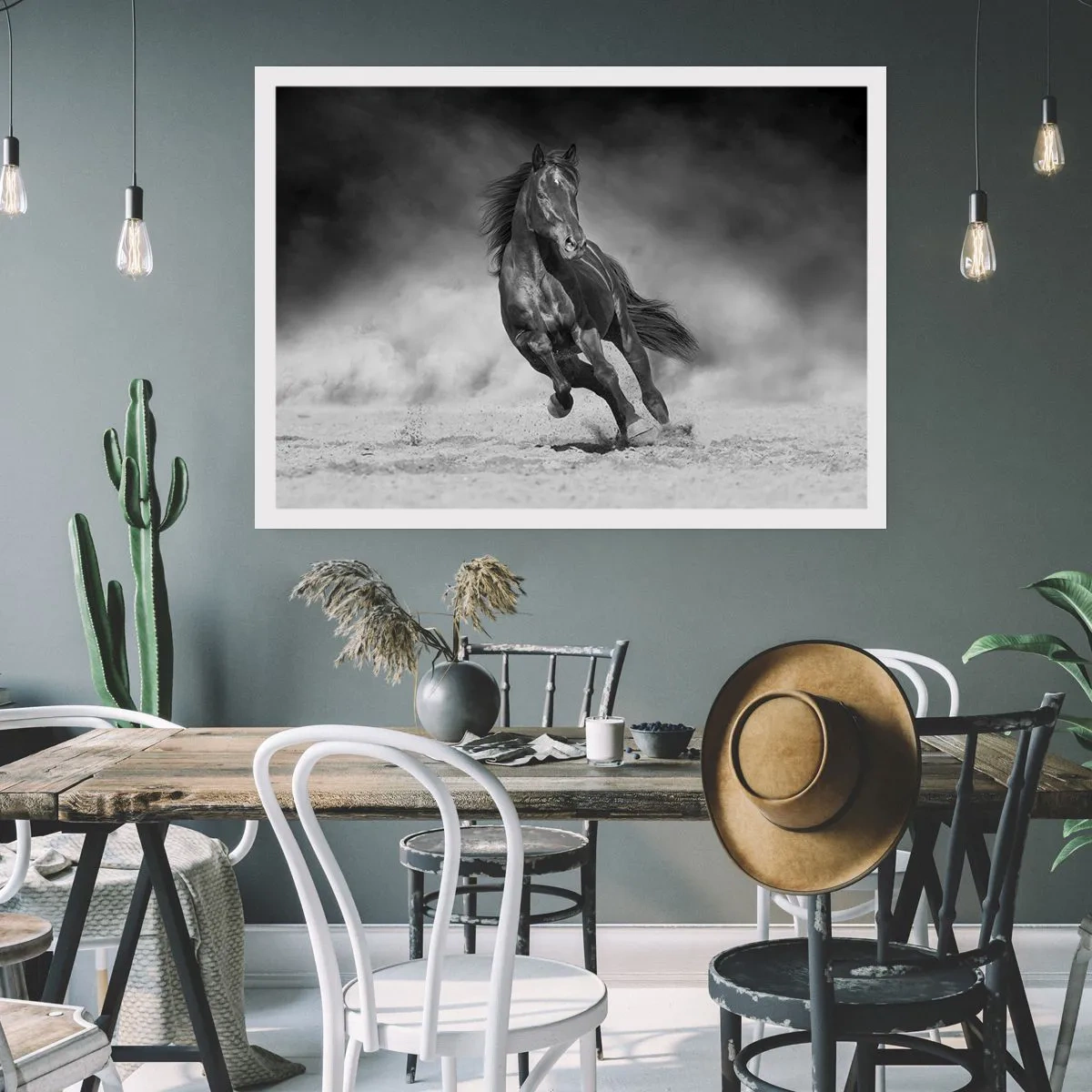 Poster - Ein schwarz-weißes Pferd galoppiert über den Sand - 100x70cm - Würdig des Emirs selbst - Moderne Wanddekoration für Wohnzimmer und Schlafzimmer ARTTOR
