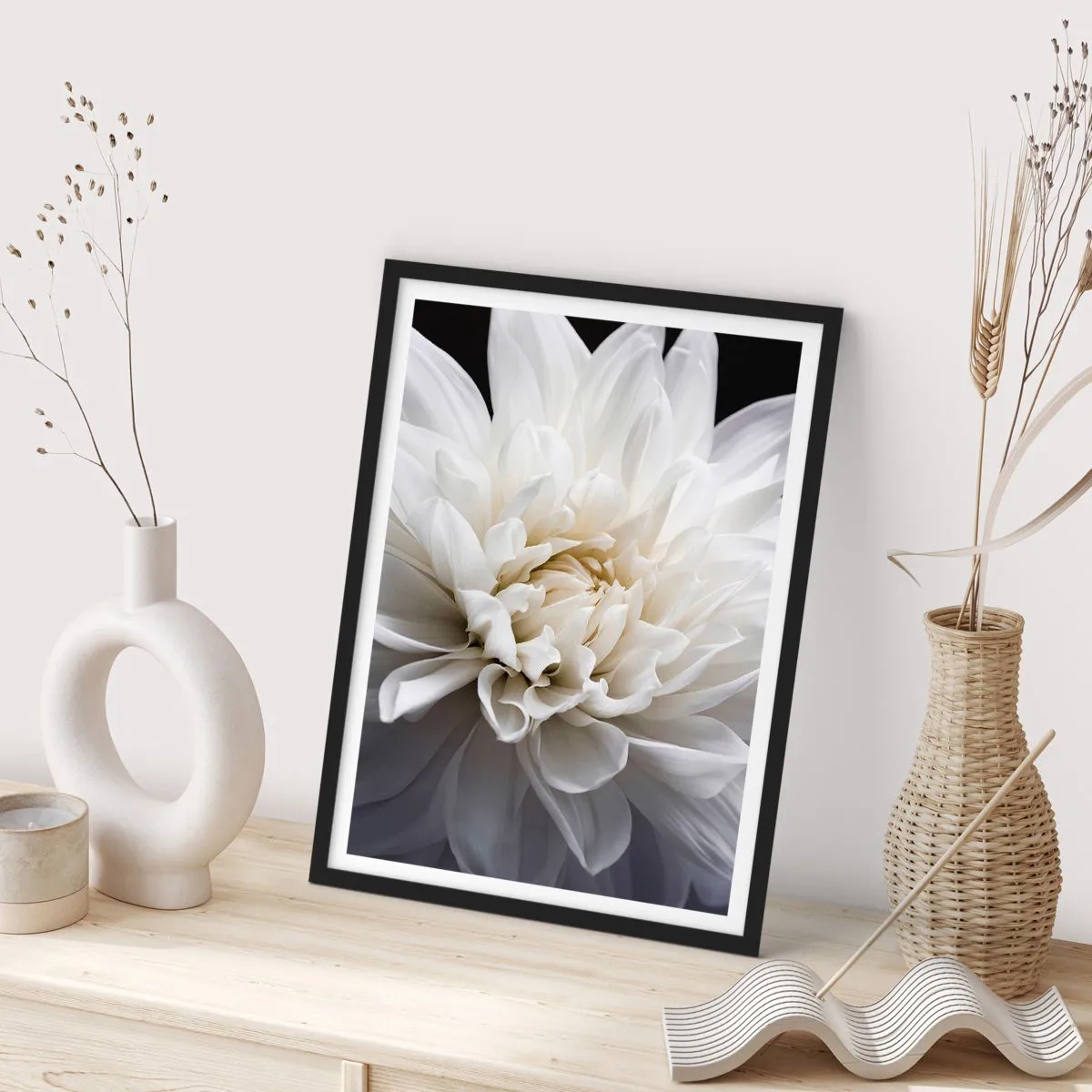 Poster in einem schwarzem Rahmen - Nahaufnahme einer weißen Dahlie vor dunklem Hintergrund - 50x70cm - Der Morgen der Braut - Moderne Wanddekoration für Wohnzimmer und Schlafzimmer ARTTOR