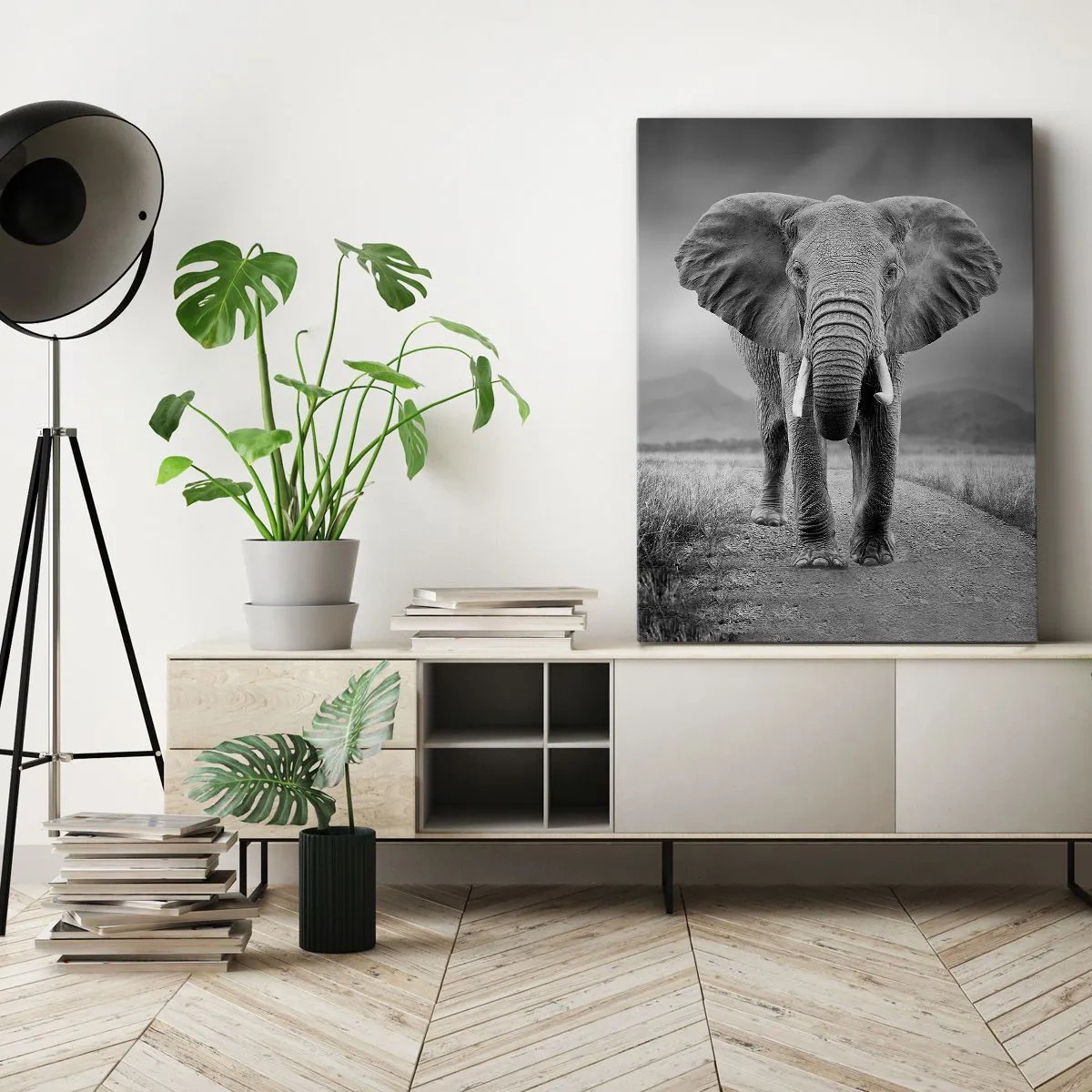 Bild auf Leinwand - Leinwandbild - Ein mächtiger Elefant in der Savanne in monochromen Tönen - 50x70cm - Der Gastgeber heißt willkommen - Moderne Wanddekoration für Wohnzimmer und Schlafzimmer ARTTOR