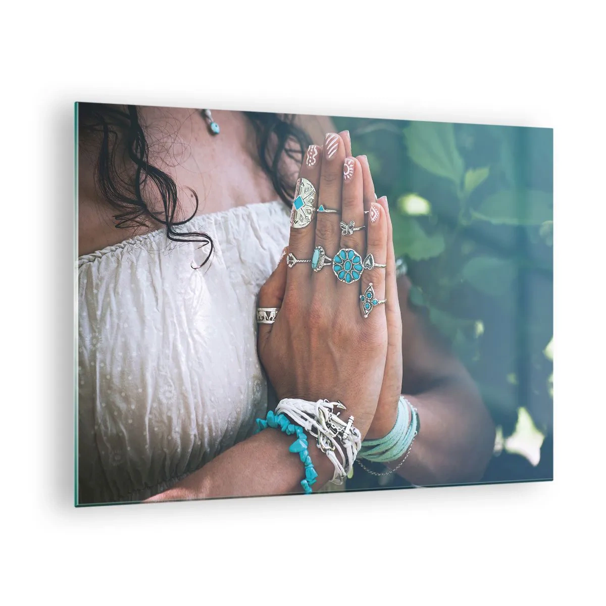 Glasbild - Bild auf glas - Frauenhände tragen Boho-Schmuck - 70x50cm - Willkommen im Zentrum des Seins - Moderne Wanddekoration für Wohnzimmer und Schlafzimmer ARTTOR