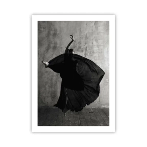 Poster - Eine Schwarzweißaufnahme einer Tänzerin in dynamischer Bewegung vor einer unbearbeiteten Wand. - 50x70cm - Leidenschaftlicher Gürtel - Moderne Wanddekoration für Wohnzimmer und Schlafzimmer ARTTOR