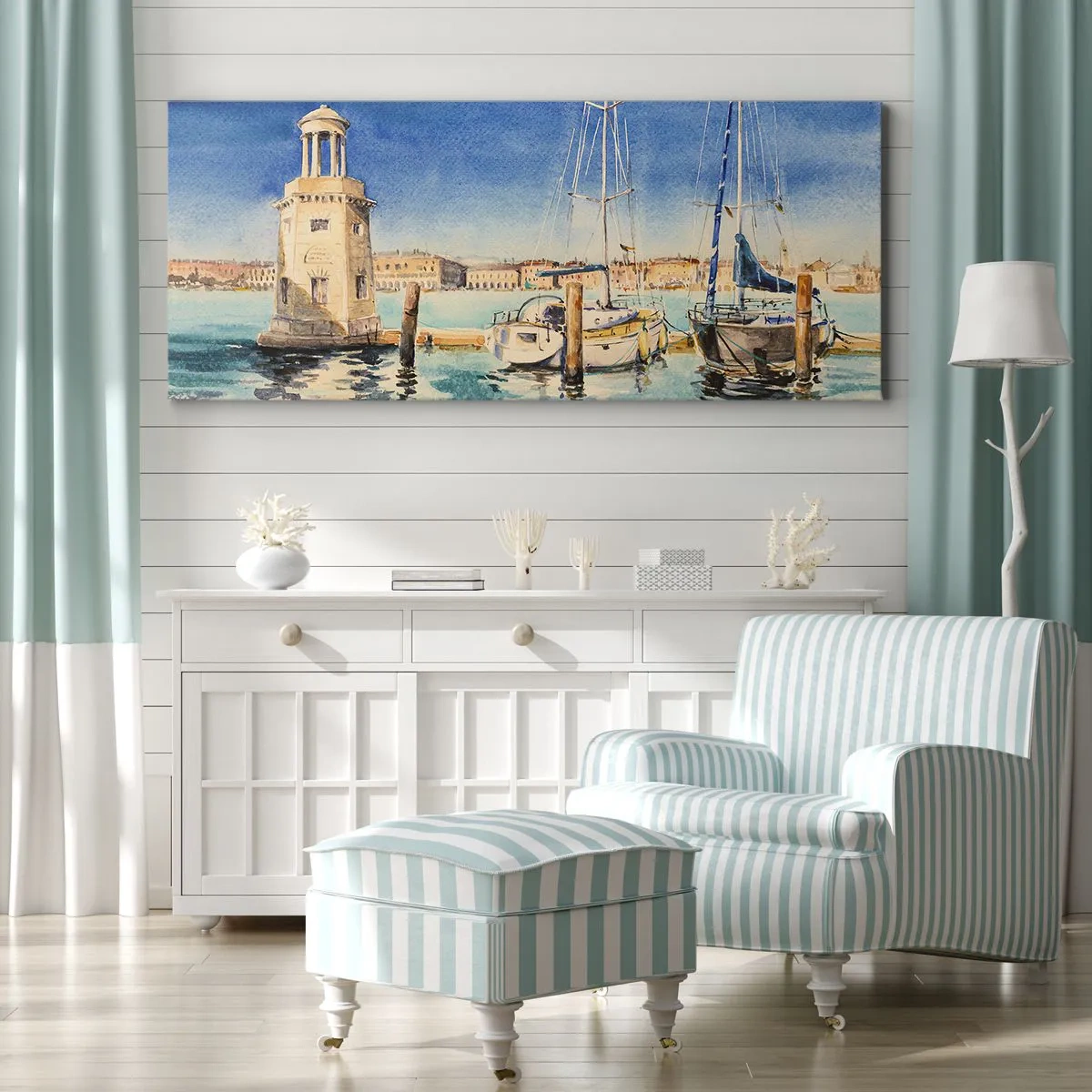 Bild auf Leinwand - Leinwandbild - Yachthafen mit Booten vor der Kulisse einer blauen Lagune - 140x50cm - Sonnige Lagune - Moderne Wanddekoration für Wohnzimmer und Schlafzimmer ARTTOR