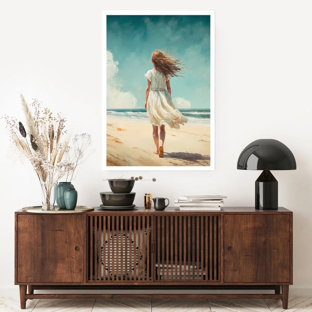 Poster - Eine Frau in einem weißen Kleid geht am Strand am Meer spazieren - 50x70cm - Der Sonne und dem Wind begegnen - Moderne Wanddekoration für Wohnzimmer und Schlafzimmer ARTTOR