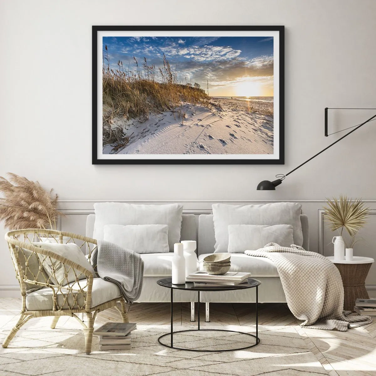 Poster in einem schwarzem Rahmen - Dünen mit Gras und Fußspuren im Sand bei Sonnenuntergang - 100x70cm - Einladung zu einem Spaziergang - Moderne Wanddekoration für Wohnzimmer und Schlafzimmer ARTTOR
