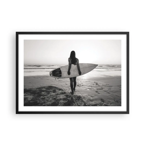 Poster in einem schwarzem Rahmen - Frau mit Surfbrett am Strand in Schwarz und Weiß - 70x50cm - Die Tochter der Meereswelle - Moderne Wanddekoration für Wohnzimmer und Schlafzimmer ARTTOR