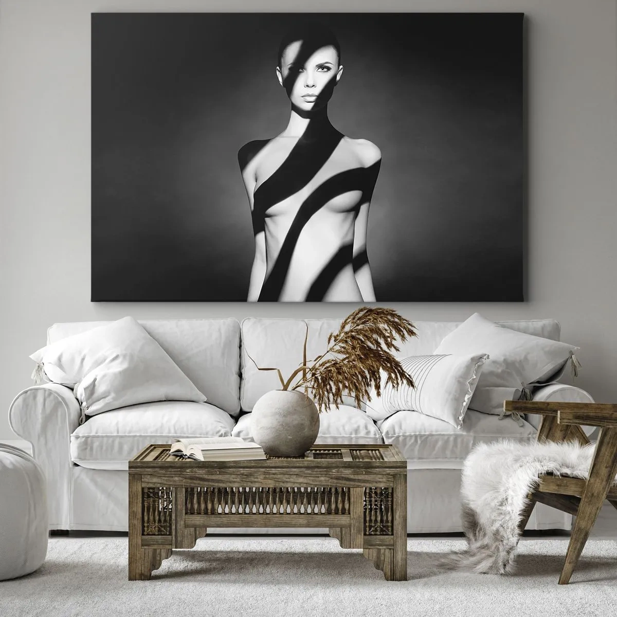 Bild auf Leinwand - Leinwandbild - Schwarz-Weiß-Porträt einer Frau in Licht und Schatten - 120x80cm - In Glanz und Schatten - Moderne Wanddekoration für Wohnzimmer und Schlafzimmer ARTTOR