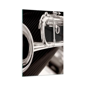 Glasbild - Bild auf glas - Eine Nahaufnahme einer silbernen Trompete vor einem eleganten Stoffhintergrund. - 70x100cm - Eine musikalische Reise in die 1930er Jahre - Moderne Wanddekoration für Wohnzimmer und Schlafzimmer ARTTOR