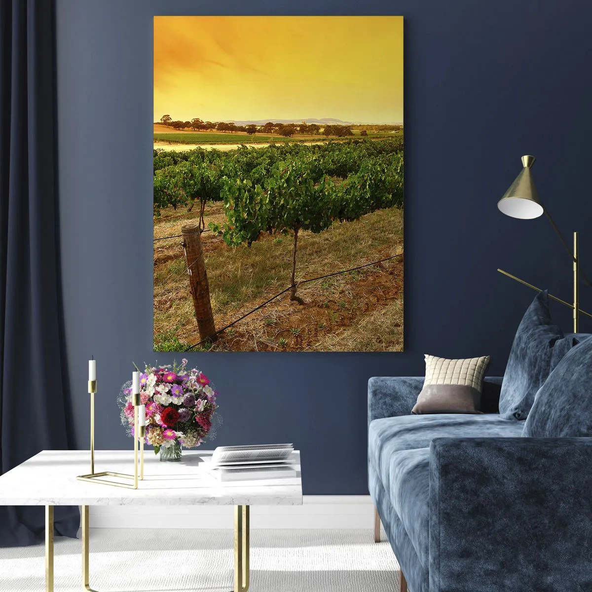 Glasbild - Bild auf glas - Weinreben auf einer Plantage bei einem goldenen Sonnenuntergang - 80x120cm - Holen Sie sich einen Drink von der Sonne - Moderne Wanddekoration für Wohnzimmer und Schlafzimmer ARTTOR