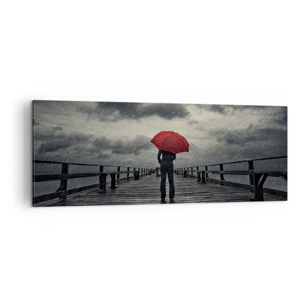 Bild auf Leinwand - Leinwandbild - Eine Person mit einem roten Regenschirm auf einem verregneten Pier - 140x50cm - Es ist egal, dass es regnet - Moderne Wanddekoration für Wohnzimmer und Schlafzimmer ARTTOR