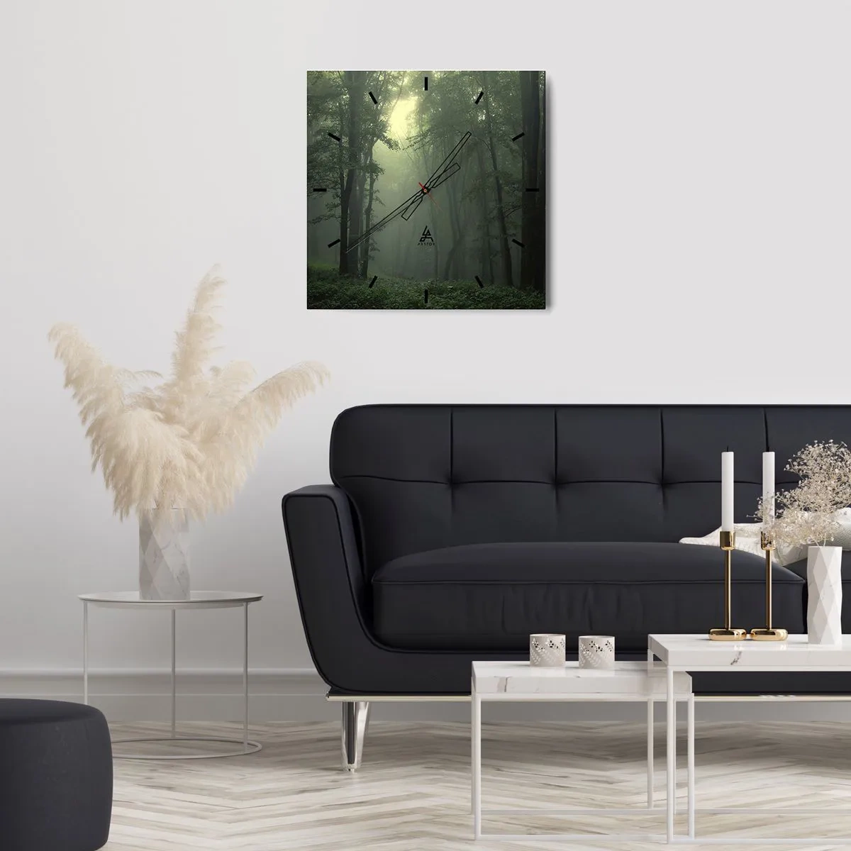Wanduhr - Glasuhr - Ein grüner Wald am Morgen, eingehüllt in einen zarten Nebel - 30x30cm - Bevor er aufwacht - Moderne Wanddekoration für Wohnzimmer und Schlafzimmer ARTTOR