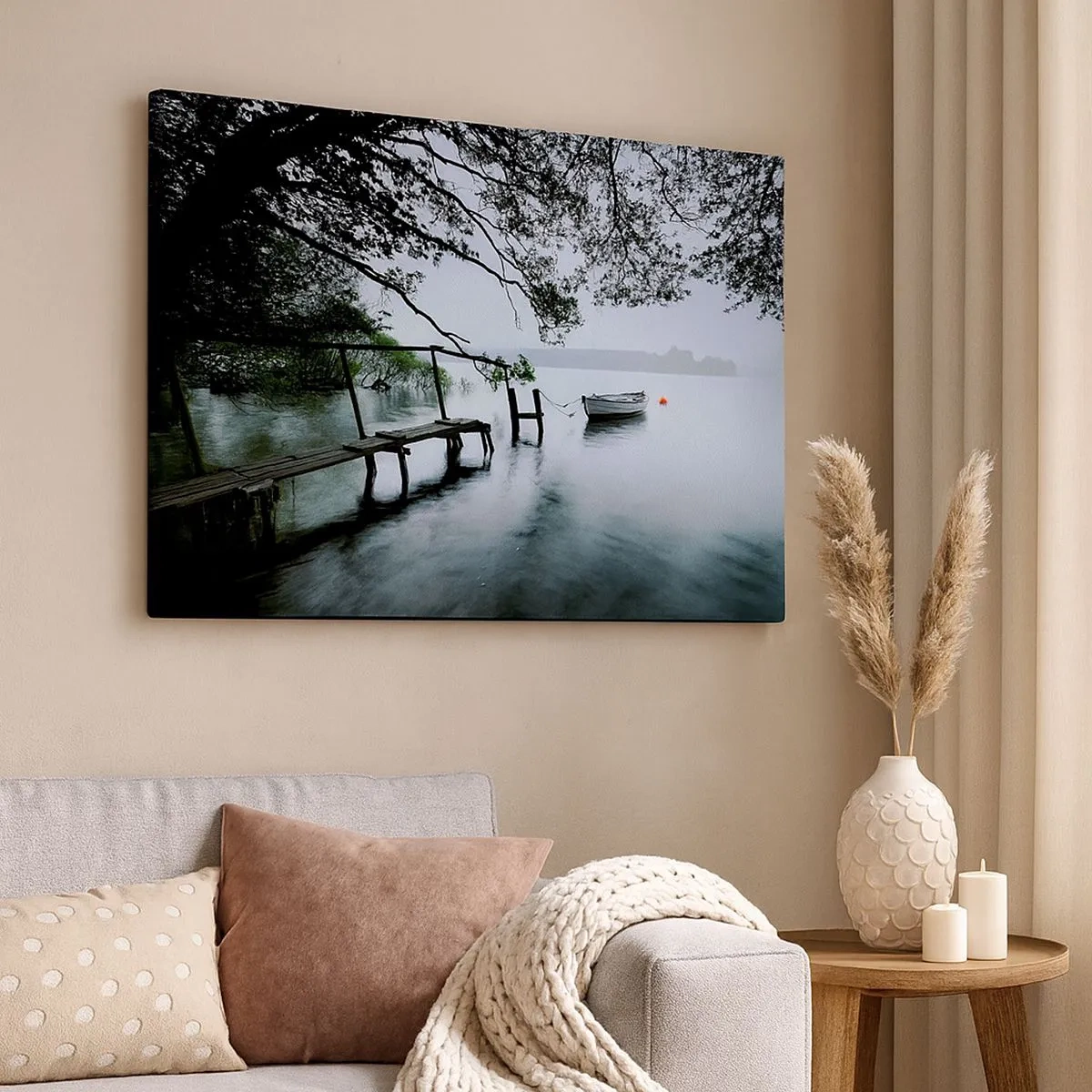 Bild auf Leinwand - Leinwandbild - Ein Steg über dem Wasser mit einem Boot im Hintergrund, umgeben von einer nebligen Landschaft - 70x50cm - Du ruhst dich schon aus - Moderne Wanddekoration für Wohnzimmer und Schlafzimmer ARTTOR