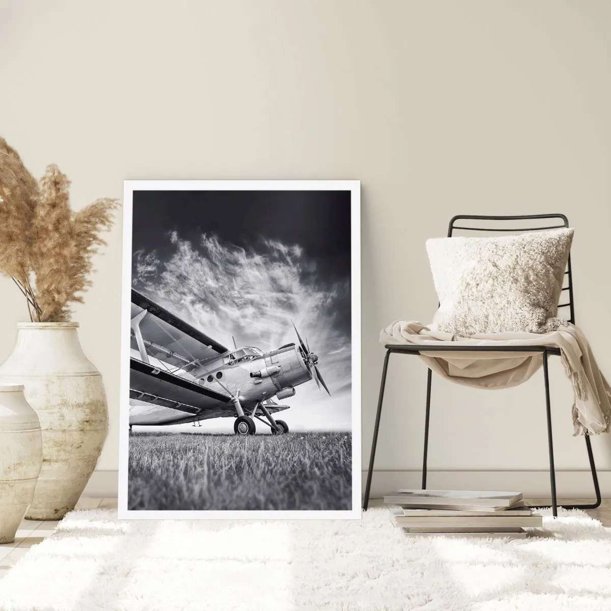 Poster - Ein Schwarzweißbild eines Flugzeugs vor einem dynamischen Himmel. - 50x70cm - Der geflügelte Wanderer - Moderne Wanddekoration für Wohnzimmer und Schlafzimmer ARTTOR