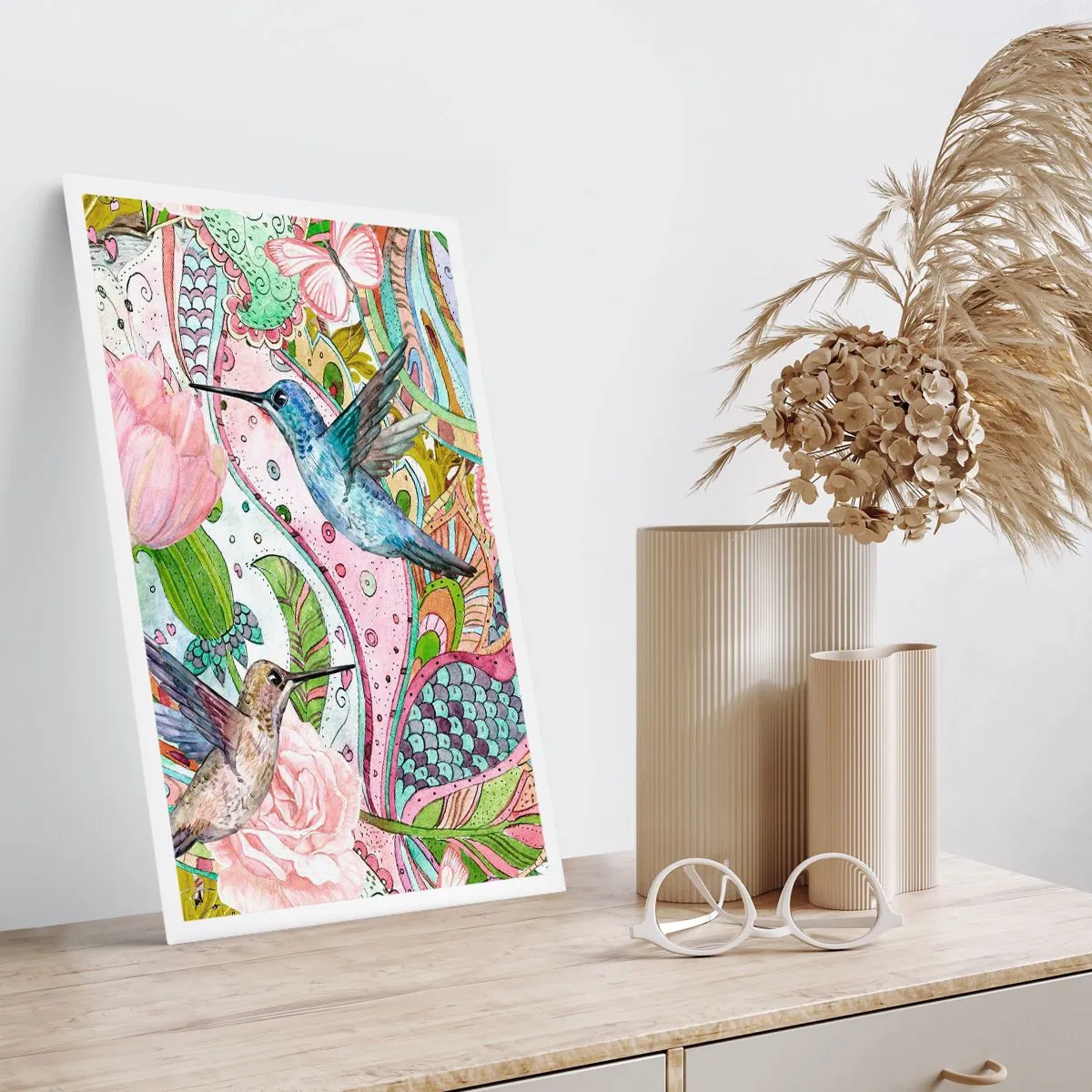 Poster - Bunte Kolibris vor einem Hintergrund aus Blumen und Mustern - 50x70cm - Verstrickt in Weinreben - Moderne Wanddekoration für Wohnzimmer und Schlafzimmer ARTTOR