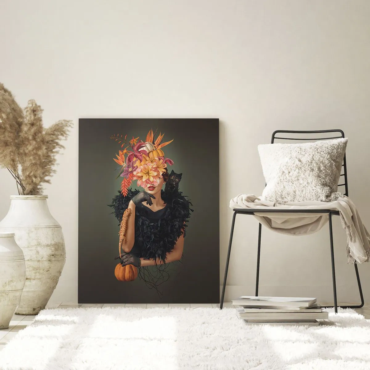 Glasbild - Bild auf glas - Figur einer Frau in Schwarz mit einem Kürbis, einer Katze und einem Blumenarrangement - 50x70cm - Der Zauber einer Hexe - Moderne Wanddekoration für Wohnzimmer und Schlafzimmer ARTTOR