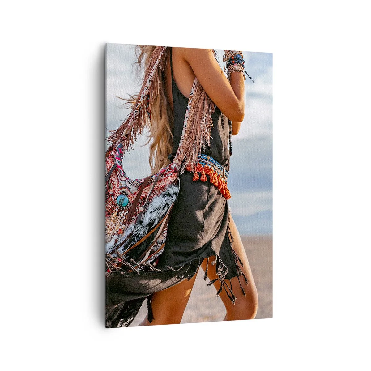 Bild auf Leinwand - Leinwandbild - Eine Frau im Boho-Stil mit Feder- und Schmuckdetails - 80x120cm - Das Mädchen des Schamanen - Moderne Wanddekoration für Wohnzimmer und Schlafzimmer ARTTOR