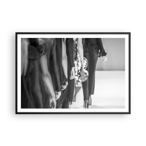 Poster in einem schwarzem Rahmen - Eine schwarz-weiße Laufstegszene, die die Details der Kleider und Figuren der Models zeigt. - 100x70cm - Eine stilvolle Parade - Moderne Wanddekoration für Wohnzimmer und Schlafzimmer ARTTOR