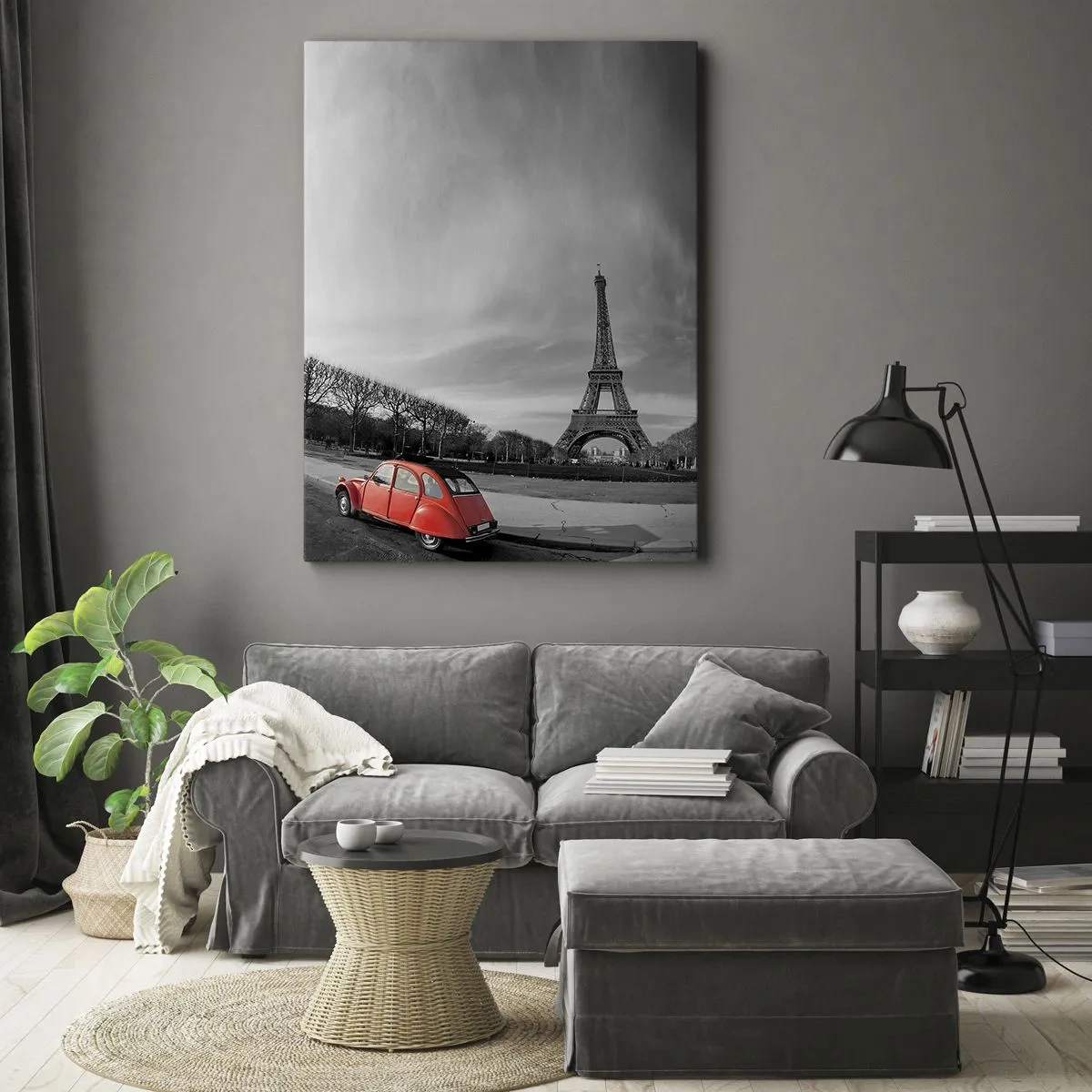 Bild auf Leinwand - Leinwandbild - Ein rotes Auto mit dem Eiffelturm im Hintergrund in einer schwarz-weißen Landschaft - 50x70cm - Pariser als Paris selbst - Moderne Wanddekoration für Wohnzimmer und Schlafzimmer ARTTOR