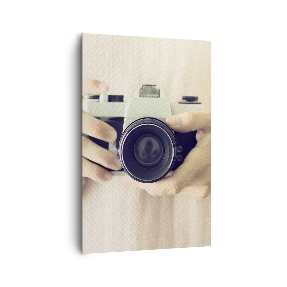 Bild auf Leinwand - Leinwandbild - Retro-Kamera in den Händen vor hellem Hintergrund gehalten - 80x120cm - Um mehr zu sehen ... - Moderne Wanddekoration für Wohnzimmer und Schlafzimmer ARTTOR