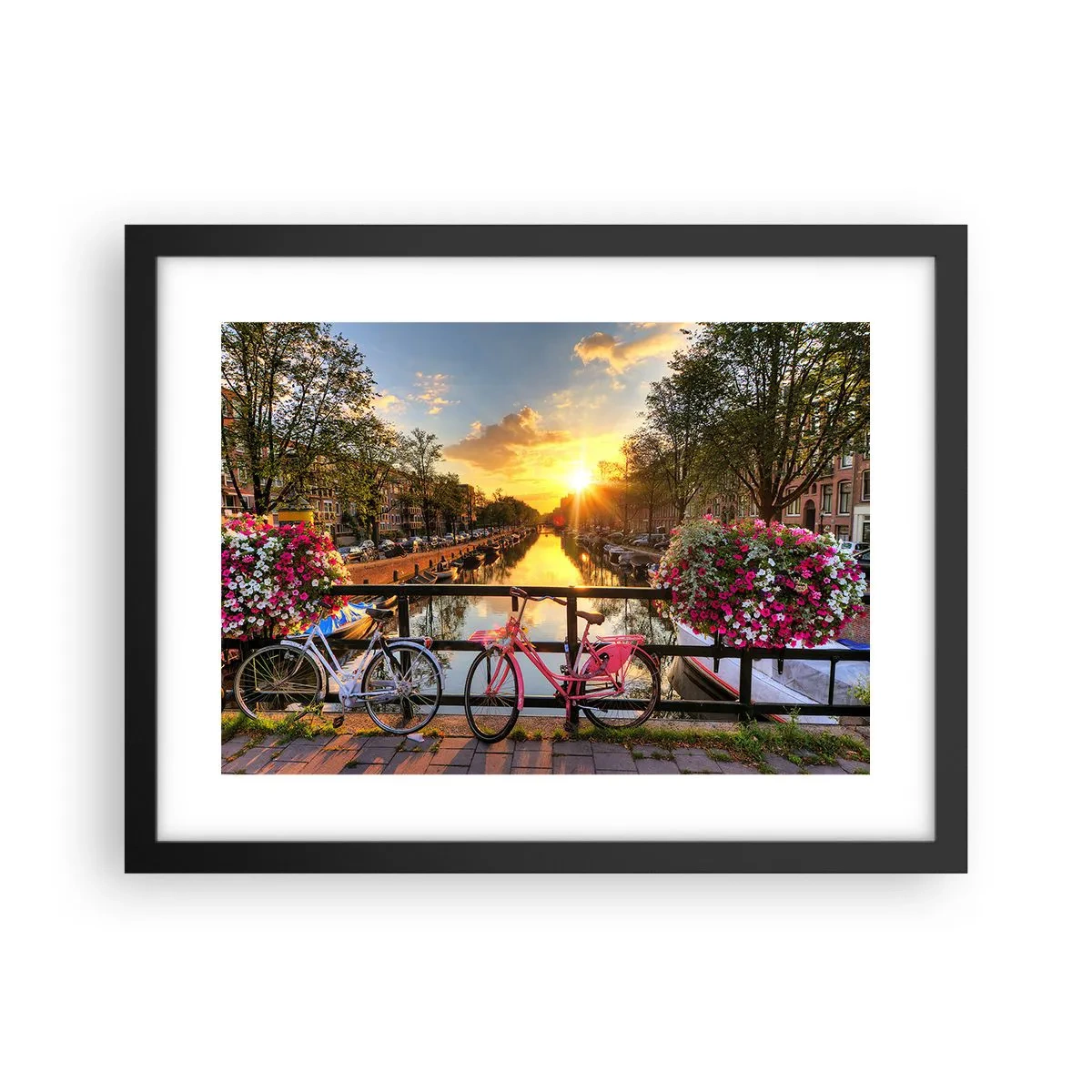 Poster in einem schwarzem Rahmen - Frühlingsmorgen in Amsterdam - 40x30 cm