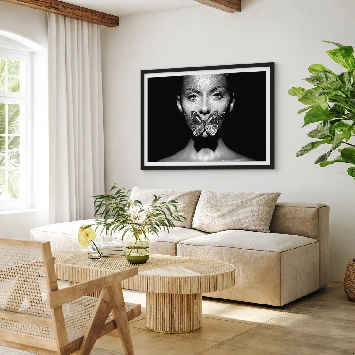 Poster in einem schwarzem Rahmen - Schwarz-weißes Frauengesicht mit einem Schmetterling auf den Lippen - 70x50cm - Schmetterlingskuss - Moderne Wanddekoration für Wohnzimmer und Schlafzimmer ARTTOR