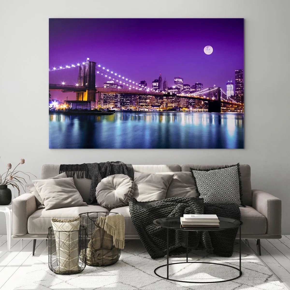Glasbild - Bild auf glas - Brooklyn Bridge und Manhattan bei Nacht in violetten Farbtönen - 120x80cm - Die Lichter der Großstadt in Lila - Moderne Wanddekoration für Wohnzimmer und Schlafzimmer ARTTOR