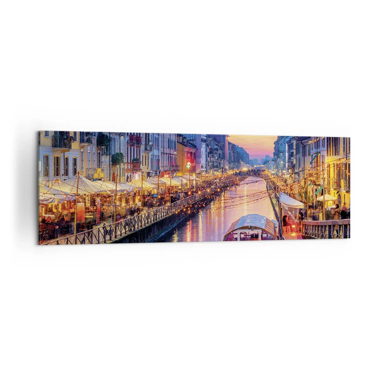 Bild auf Leinwand - Leinwandbild - Ein Kanal mit Beleuchtung, umgeben von farbenfrohen Gebäuden - 160x50cm - Ein Abend voller Licht und Spaß - Moderne Wanddekoration für Wohnzimmer und Schlafzimmer ARTTOR