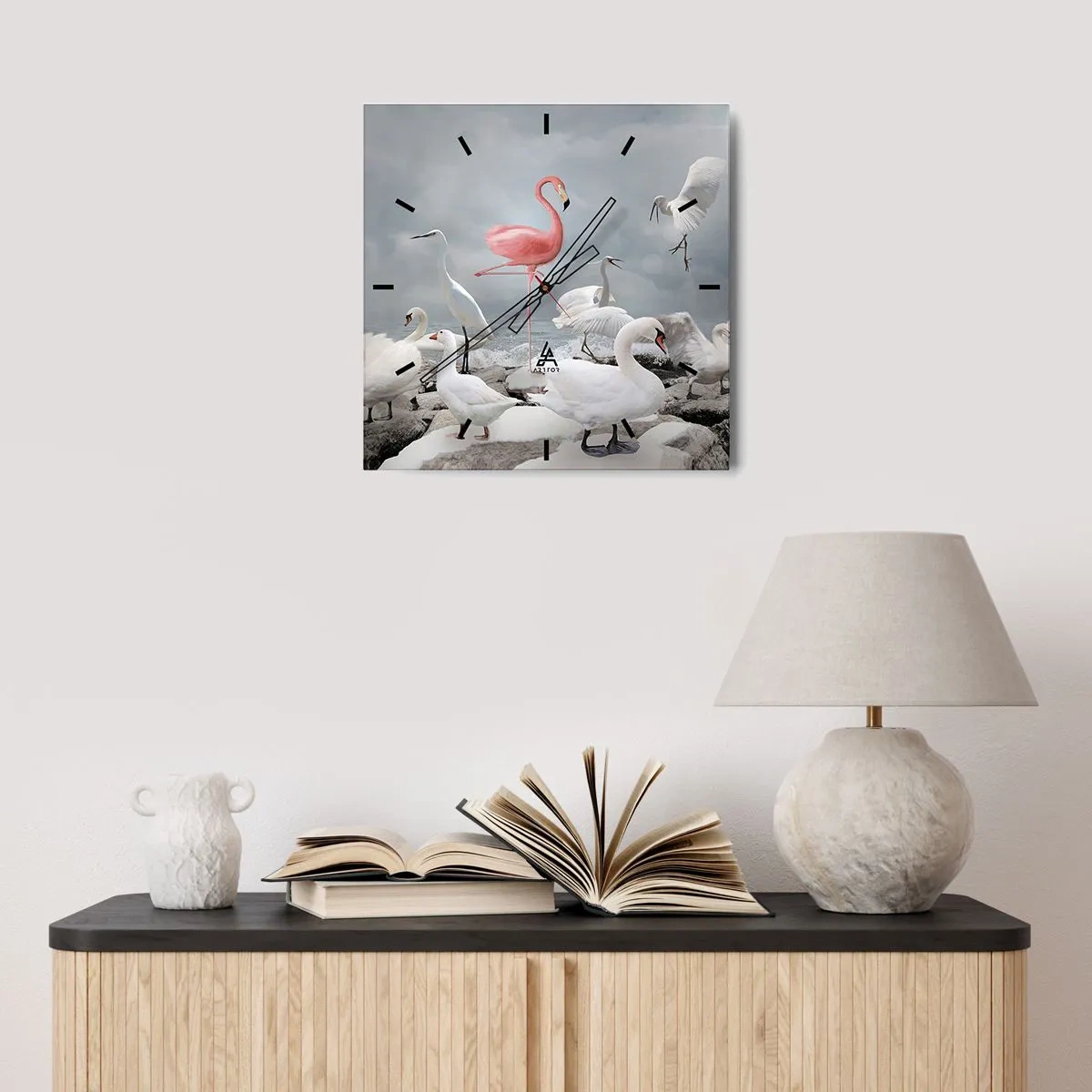 Wanduhr - Glasuhr - Ein rosa Flamingo zwischen weißen Schwänen vor der Kulisse eines Sees - 30x30cm - Wie kam ich hier hin? - Moderne Wanddekoration für Wohnzimmer und Schlafzimmer ARTTOR