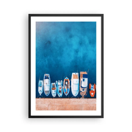 Poster in einem schwarzem Rahmen - Eine Vogelperspektive auf Boote, die in einer blauen Bucht vor Anker liegen - 50x70cm - In einer Reihe - Moderne Wanddekoration für Wohnzimmer und Schlafzimmer ARTTOR