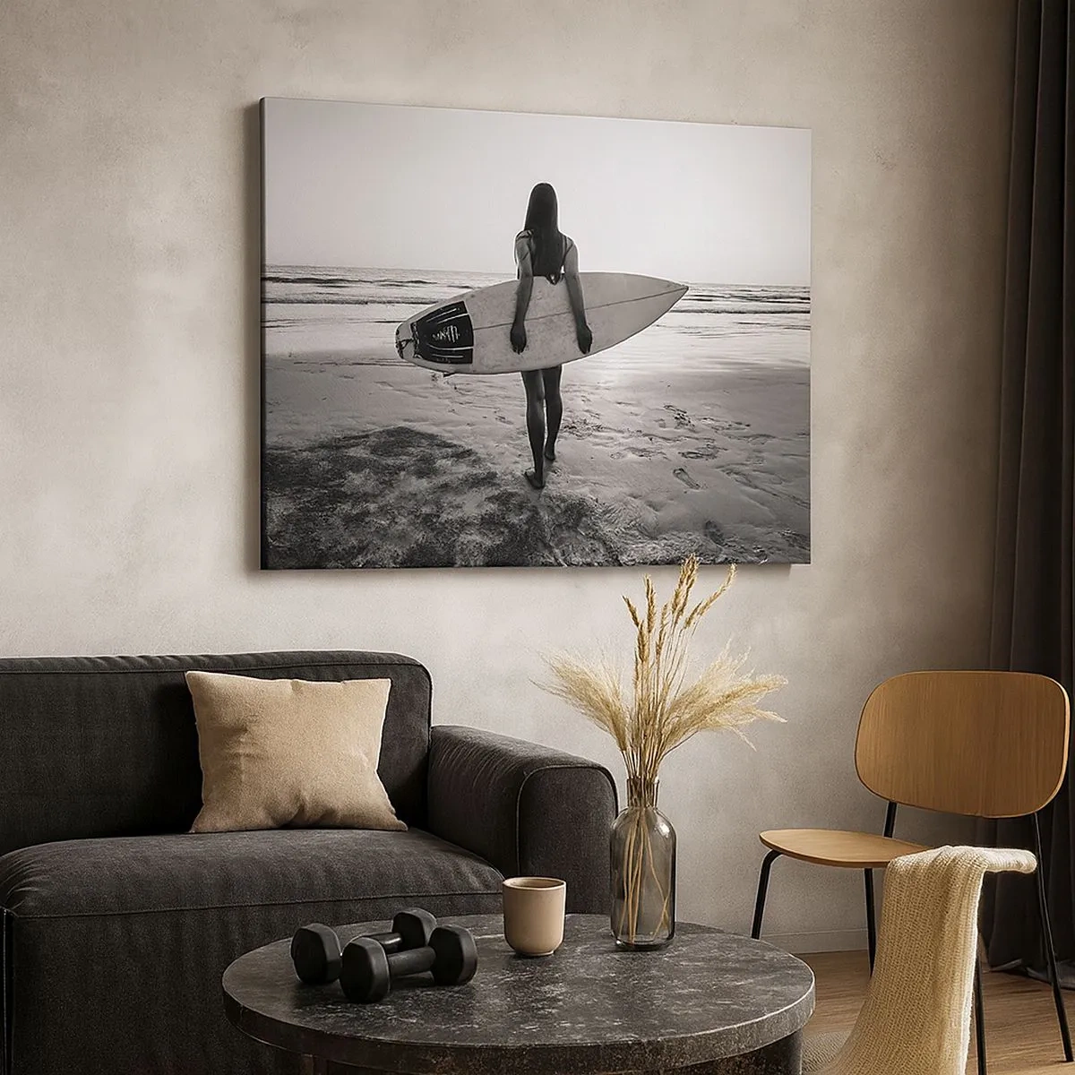Bild auf Leinwand - Leinwandbild - Frau mit Surfbrett am Strand in Schwarz und Weiß - 70x50cm - Die Tochter der Meereswelle - Moderne Wanddekoration für Wohnzimmer und Schlafzimmer ARTTOR