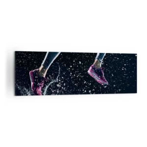 Bild auf Leinwand - Leinwandbild - Eine dynamische Aufnahme eines Laufs im Regen vor schwarzem Hintergrund - 160x50cm - Wie viel Kraft in den Beinen - Moderne Wanddekoration für Wohnzimmer und Schlafzimmer ARTTOR