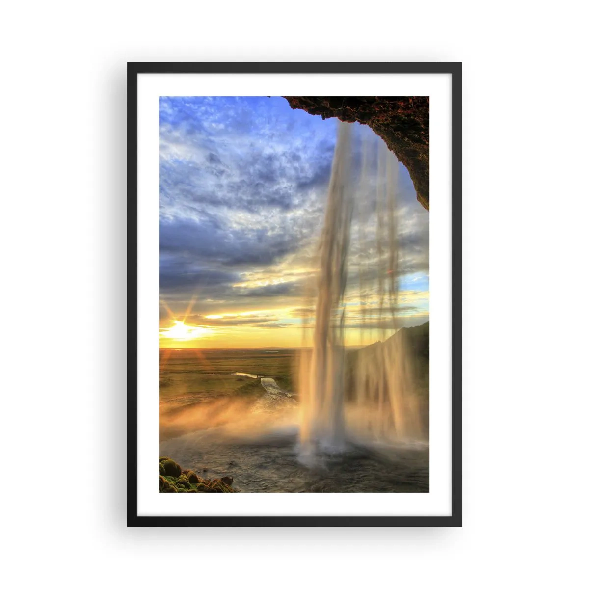 Poster in einem schwarzem Rahmen - Ein Wasserfall im Licht der untergehenden Sonne vor der Kulisse einer Landschaft - 50x70cm - Die Welt hinter einem Schleier aus Tropfen - Moderne Wanddekoration für Wohnzimmer und Schlafzimmer ARTTOR