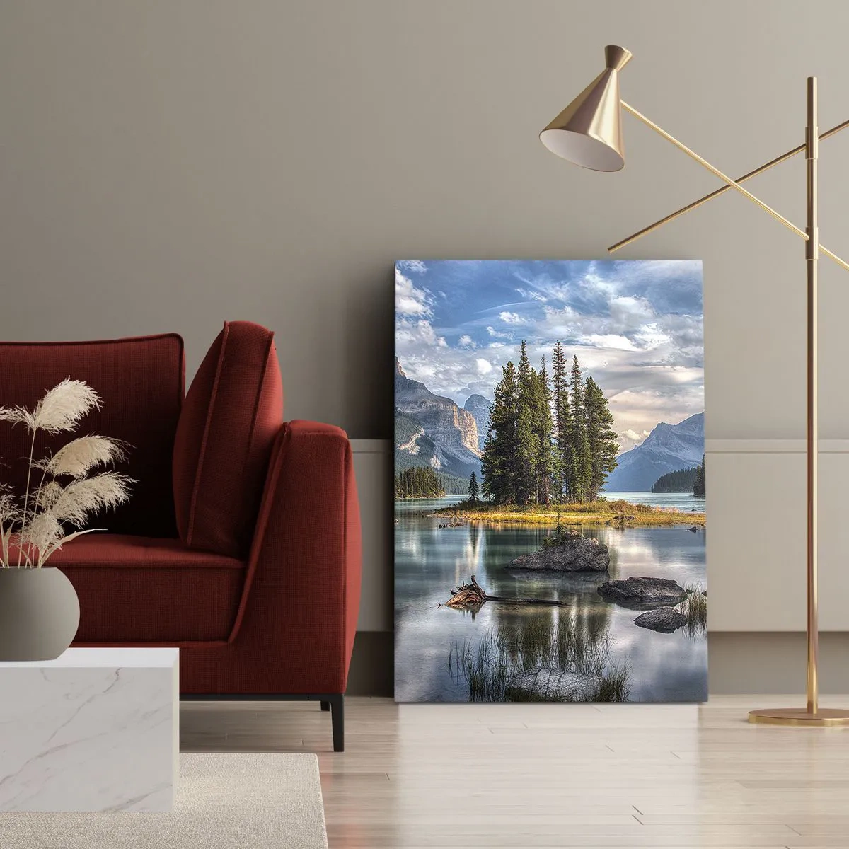 Bild auf Leinwand - Leinwandbild - Eine Berglandschaft mit einer Insel, umgeben von einem ruhigen See - 50x70cm - An dem tollen und sauberen Wasser ... - Moderne Wanddekoration für Wohnzimmer und Schlafzimmer ARTTOR