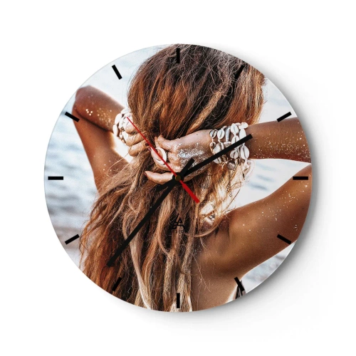 Wanduhr - Glasuhr - Eine gebräunte Frau am Wasser mit Muscheln im Haar - 30x30cm - Eine Schwester von Wasser und Sonne - Moderne Wanddekoration für Wohnzimmer, Küche und Schlafzimmer ARTTOR
