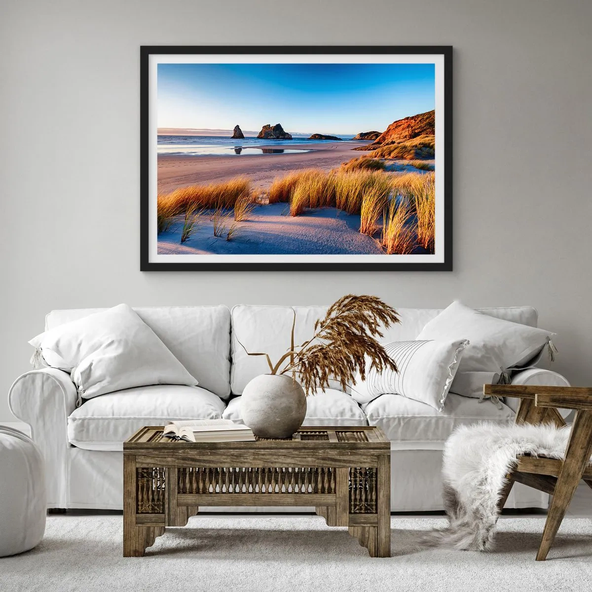 Poster in einem schwarzem Rahmen - Ein malerischer Strand mit Blick auf die Felsen und das Meer bei Sonnenuntergang - 100x70cm - Für Friedenssuchende - Moderne Wanddekoration für Wohnzimmer und Schlafzimmer ARTTOR