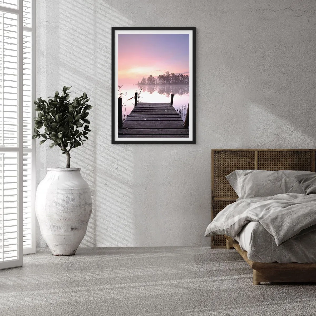 Poster in einem schwarzem Rahmen - Ein Seesteg in Pastellfarben am Morgen - 50x70cm - Aus dem lila Nebel ... - Moderne Wanddekoration für Wohnzimmer und Schlafzimmer ARTTOR
