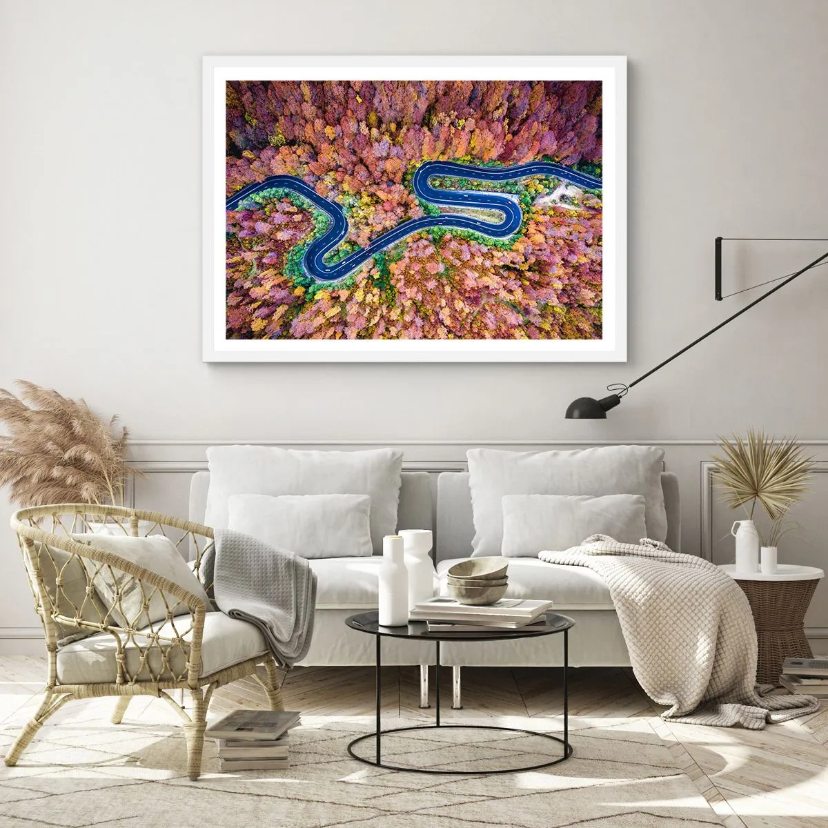 Poster in einem weißen Rahmen - Kurvenreicher Weg durch den Wald - 40x30 cm