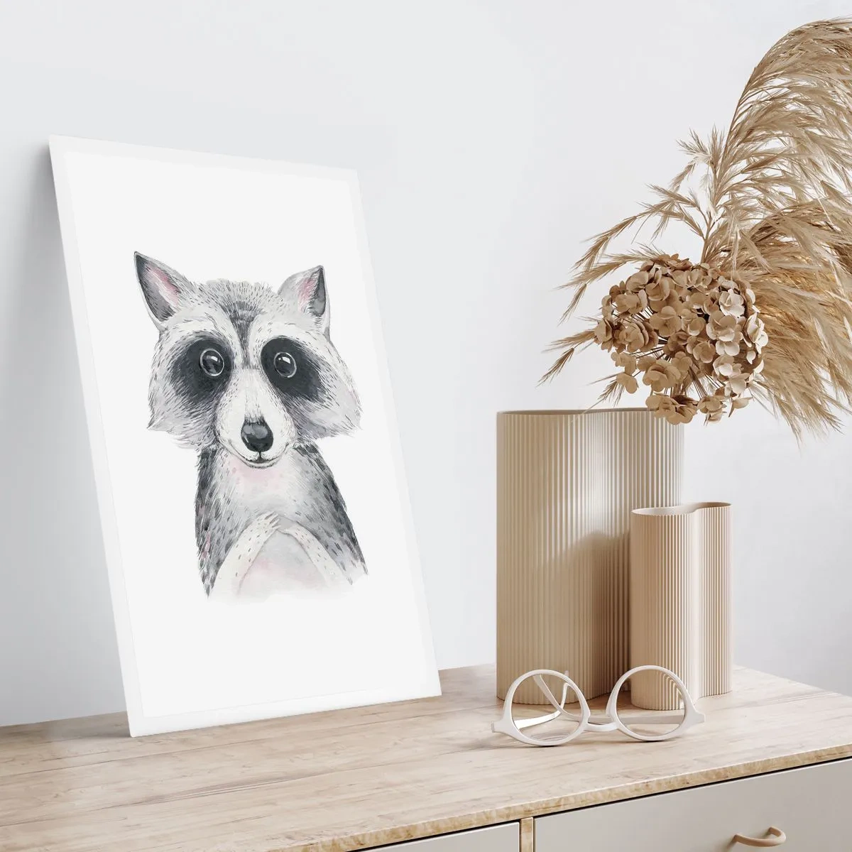 Poster - Ein süßer Waschbär auf weißem Hintergrund - 50x70cm - Ein Moment zum Bewegen - Moderne Wanddekoration für Wohnzimmer und Schlafzimmer ARTTOR