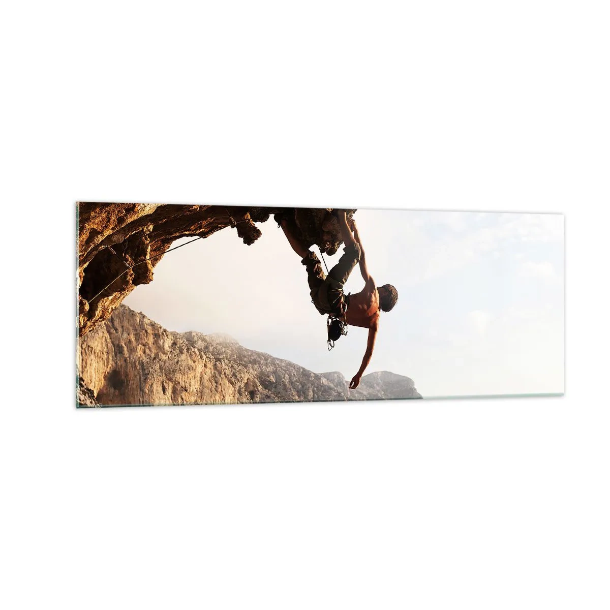 Glasbild - Bild auf glas - Ein Kletterer auf einer steilen Klippe in den Bergen im Sonnenschein - 140x50cm - Die Welt ist in einer Hand auf einem Felsblock geschrumpft - Moderne Wanddekoration für Wohnzimmer und Schlafzimmer ARTTOR
