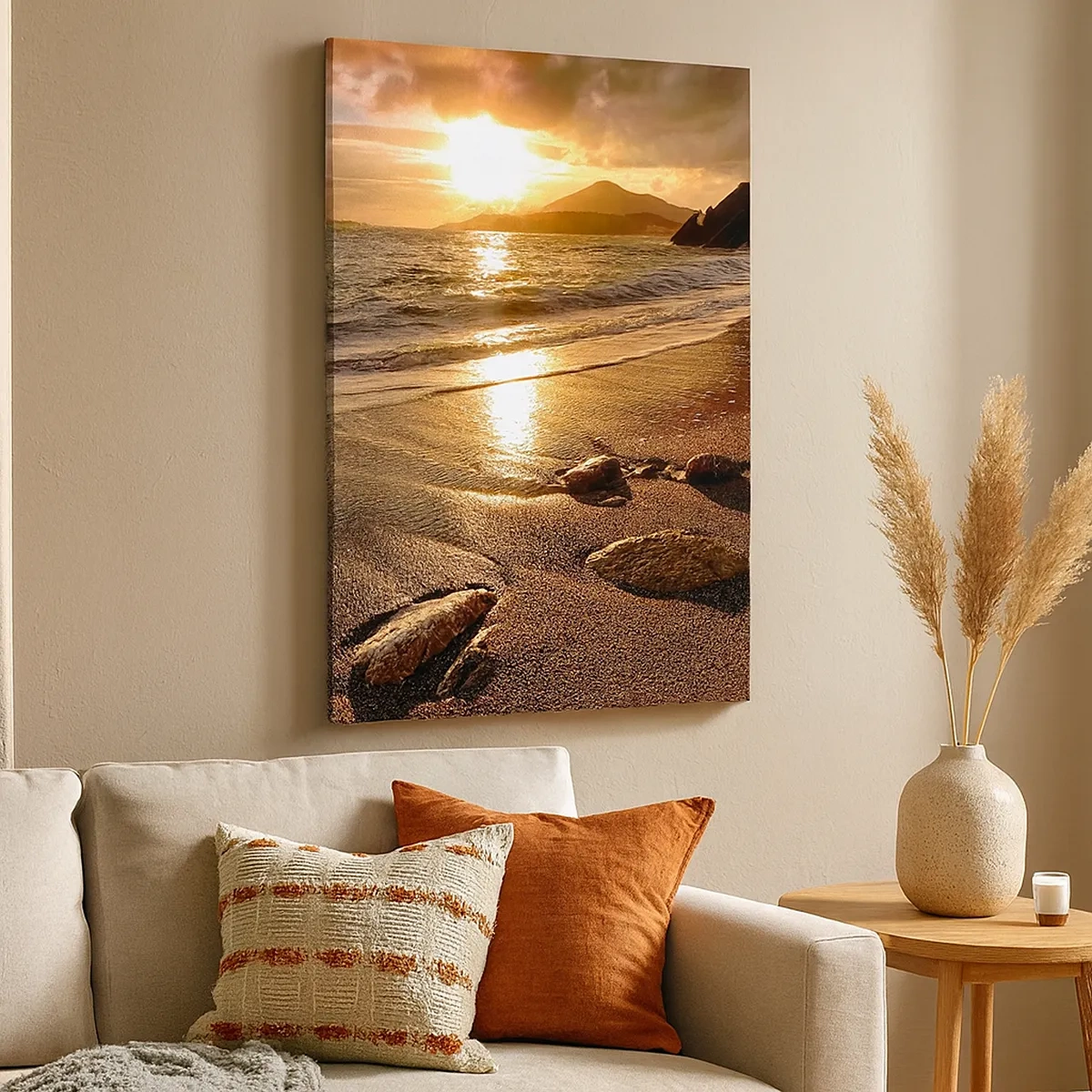 Bild auf Leinwand - Leinwandbild - Strand bei Sonnenuntergang mit Steinen am Ufer - 50x70cm - Folge der Sonne zu den Hügeln - Moderne Wanddekoration für Wohnzimmer und Schlafzimmer ARTTOR