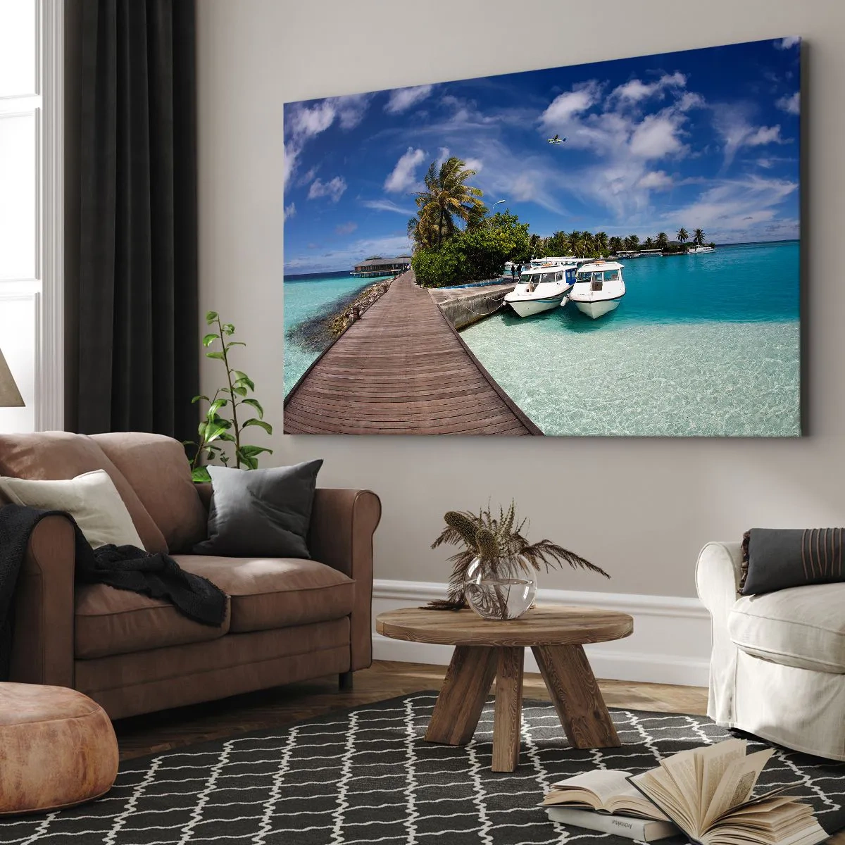 Bild auf Leinwand - Leinwandbild - Ein Steg über einem türkisfarbenen Meer mit Booten und Palmen - 100x70cm - Doch das Paradies gibt es - Moderne Wanddekoration für Wohnzimmer und Schlafzimmer ARTTOR