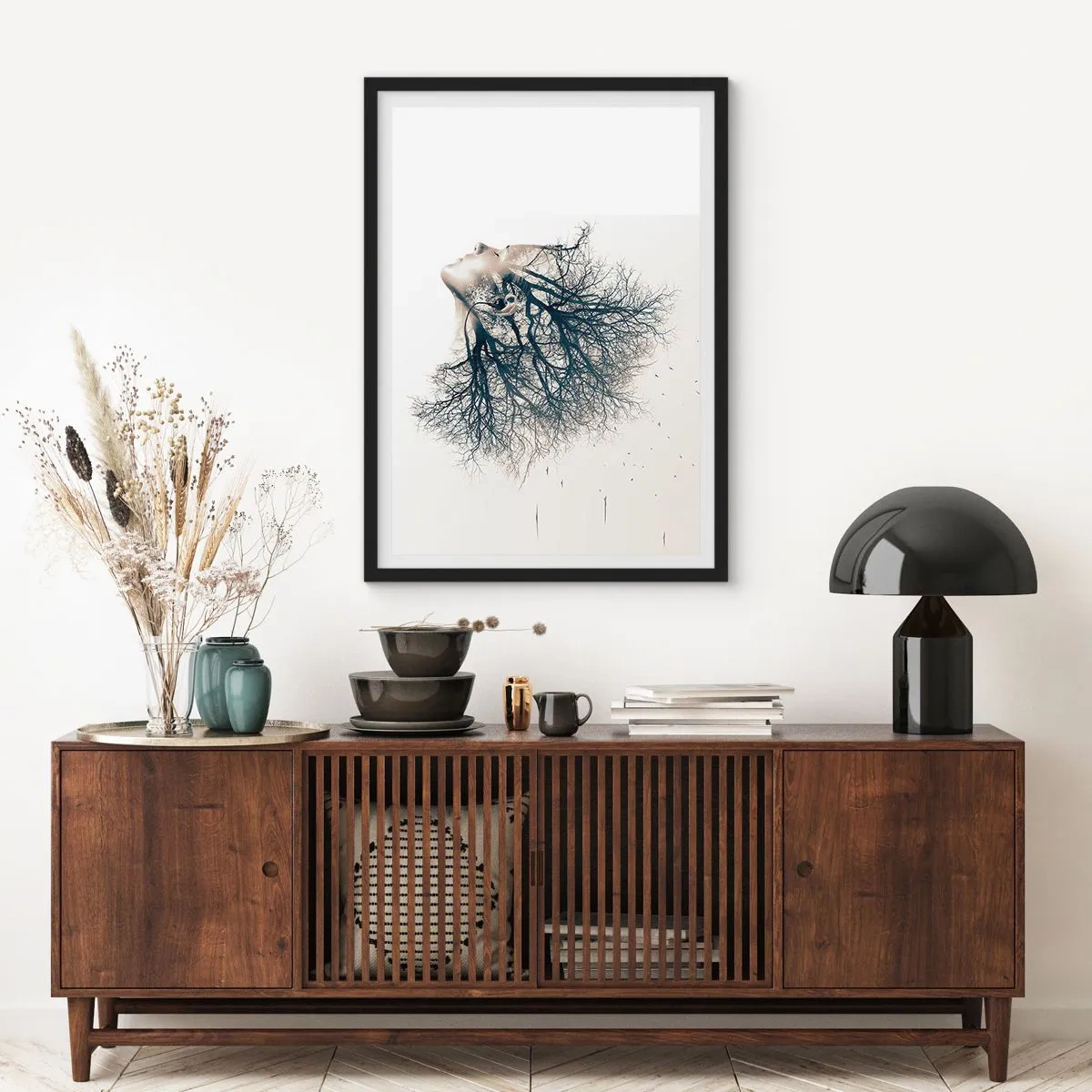 Poster in einem schwarzem Rahmen - Das Gesicht einer Frau mit Zweigen, die Haare in einem surrealen Stil bilden. - 50x70cm - Dem Rauschen der Bäume lauschen - Moderne Wanddekoration für Wohnzimmer und Schlafzimmer ARTTOR