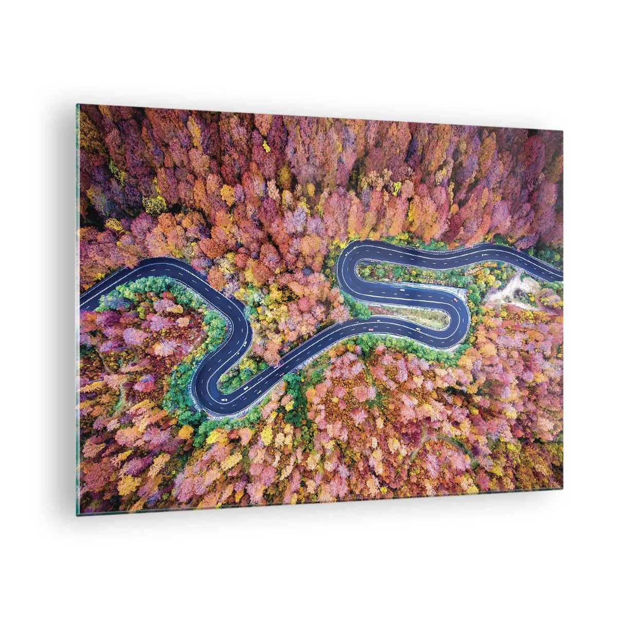 Glasbild - Bild auf glas - Eine Vogelperspektive auf eine kurvenreiche Straße zwischen bunten Herbstbäumen - 70x50cm - Kurvenreicher Weg durch den Wald - Moderne Wanddekoration für Wohnzimmer und Schlafzimmer ARTTOR