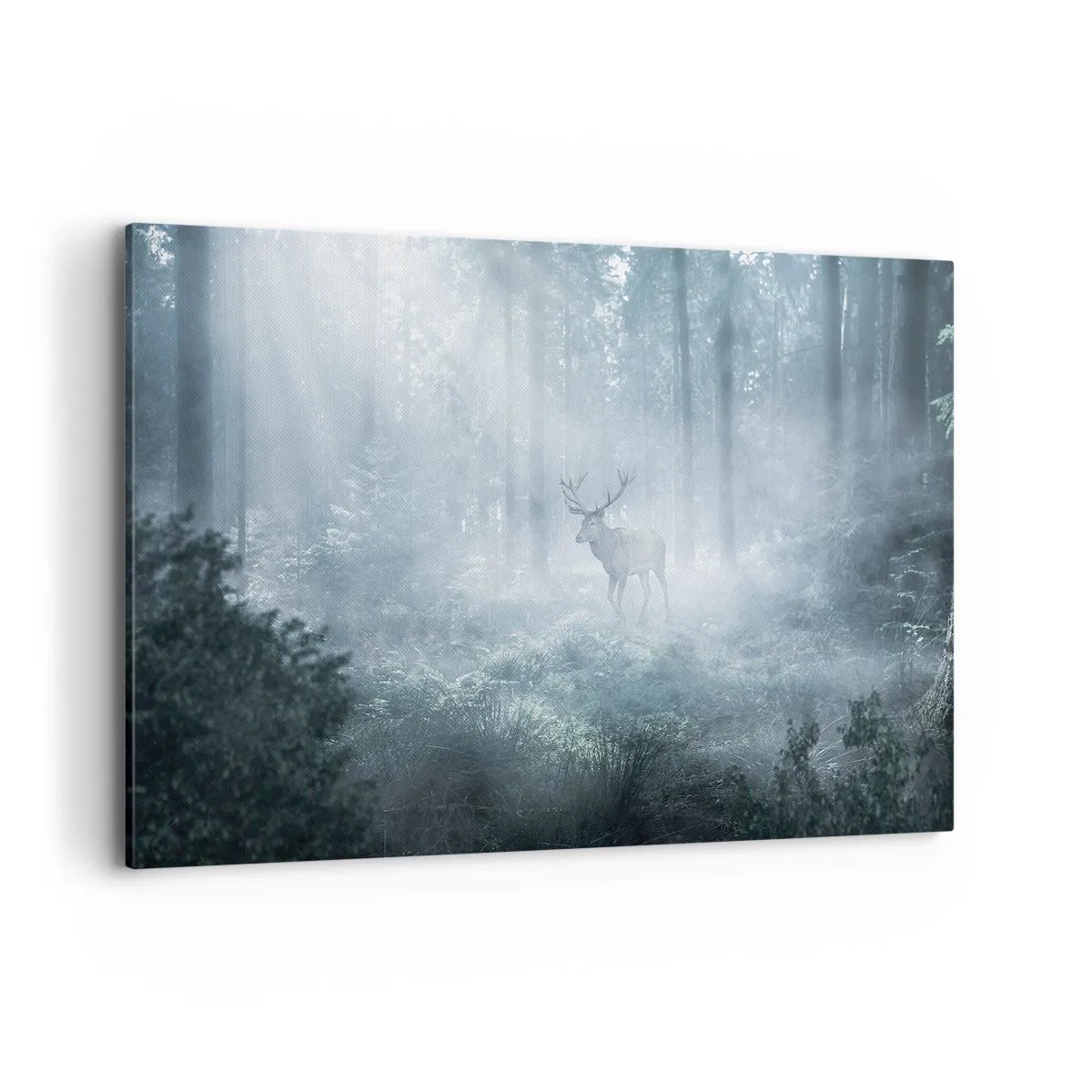 Bild auf Leinwand - Leinwandbild - Ein Hirsch in einem dichten Wald, eingehüllt in Morgennebel - 120x80cm - Morgenvisite auf dem Grundstück - Moderne Wanddekoration für Wohnzimmer und Schlafzimmer ARTTOR
