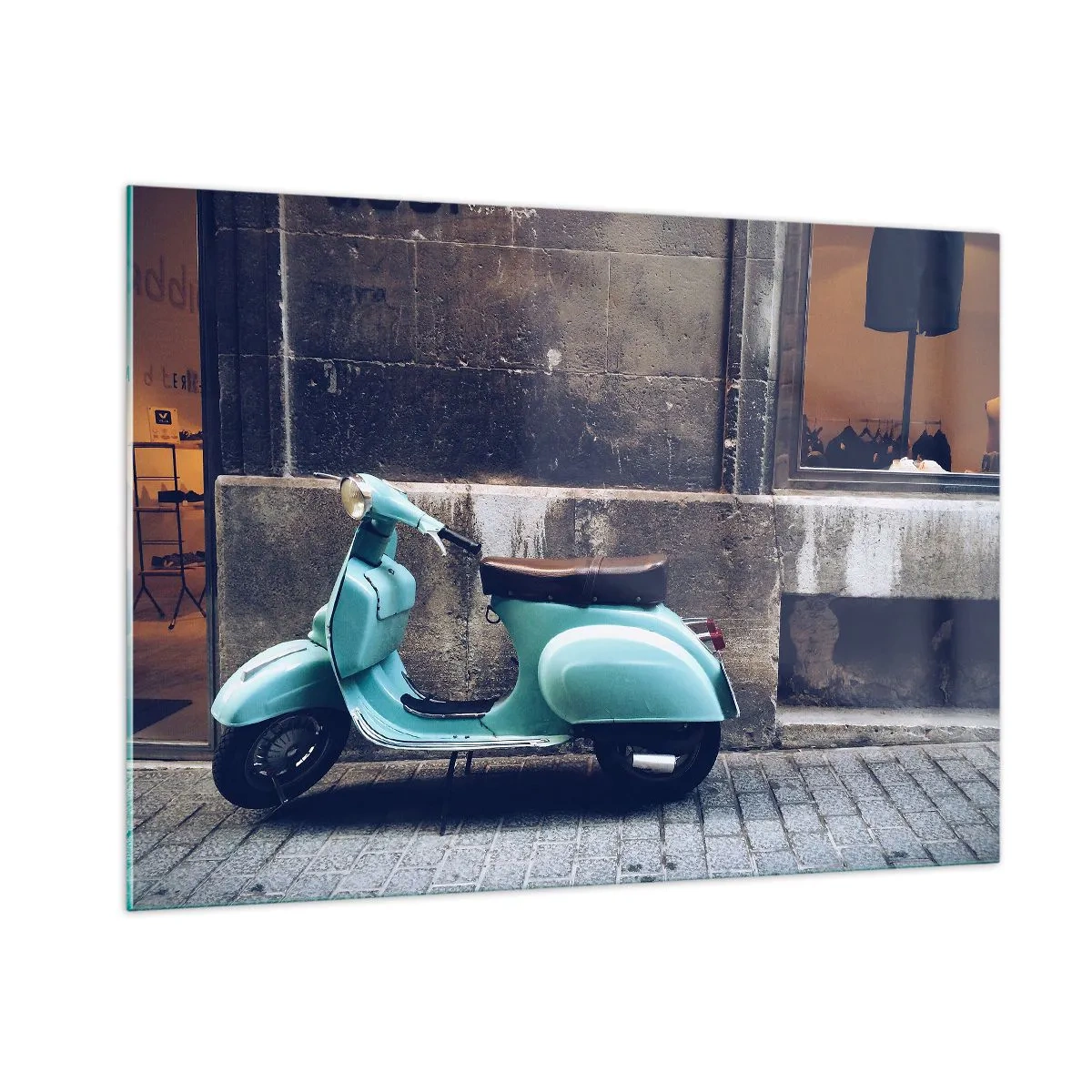 Glasbild - Bild auf glas - Ein blauer Roller an einer Gebäudewand - 100x70cm - Unvergessliche Atmosphäre - Moderne Wanddekoration für Wohnzimmer und Schlafzimmer ARTTOR