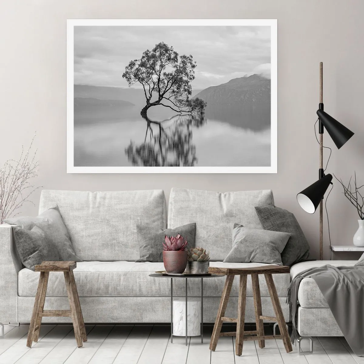 Poster - Ein einsamer Baum spiegelt sich im Wasser mit Bergen im Hintergrund - 100x70cm - Es gibt so ein Land - Moderne Wanddekoration für Wohnzimmer und Schlafzimmer ARTTOR